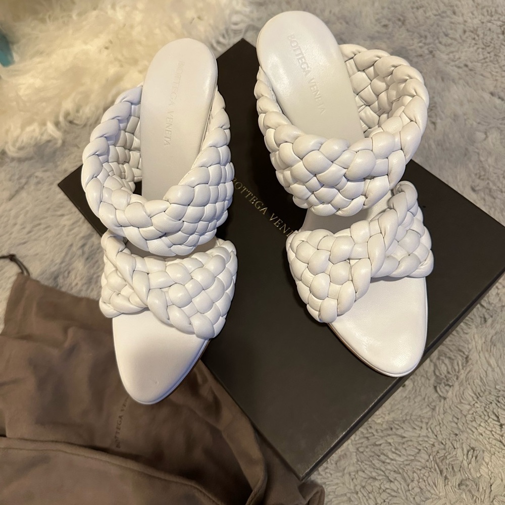 Bottega Veneta Nappa Twisted Padded Intrecciato Curve Sandal size 38 Optic White